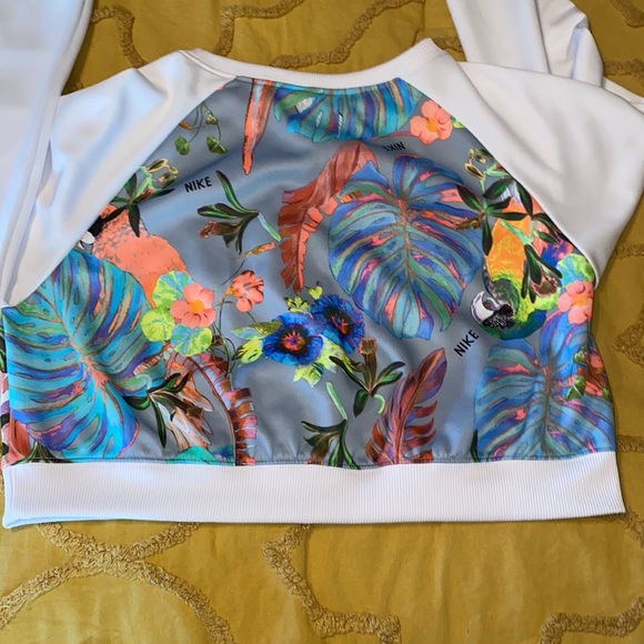 Nike Sports Top - Picture 4 of 6